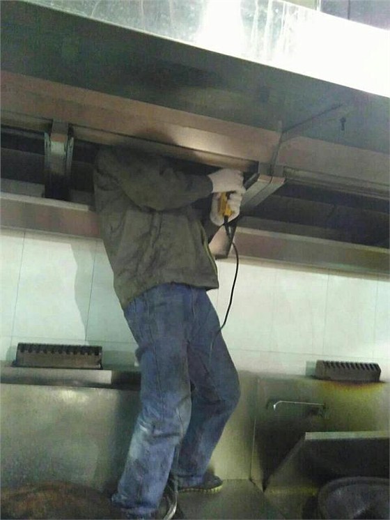 工人师傅正在安装万象城网页版排烟罩