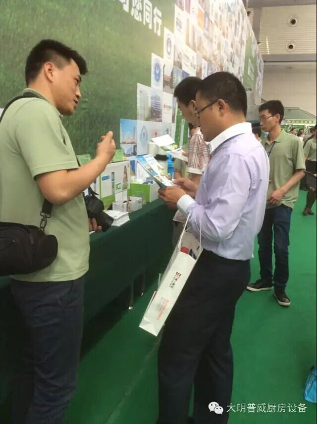 工作人员为客户介绍万象城网页版净水系统方案