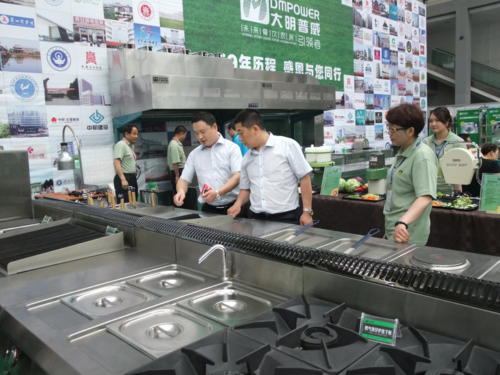 观展人员了解大明万象城网页版设备